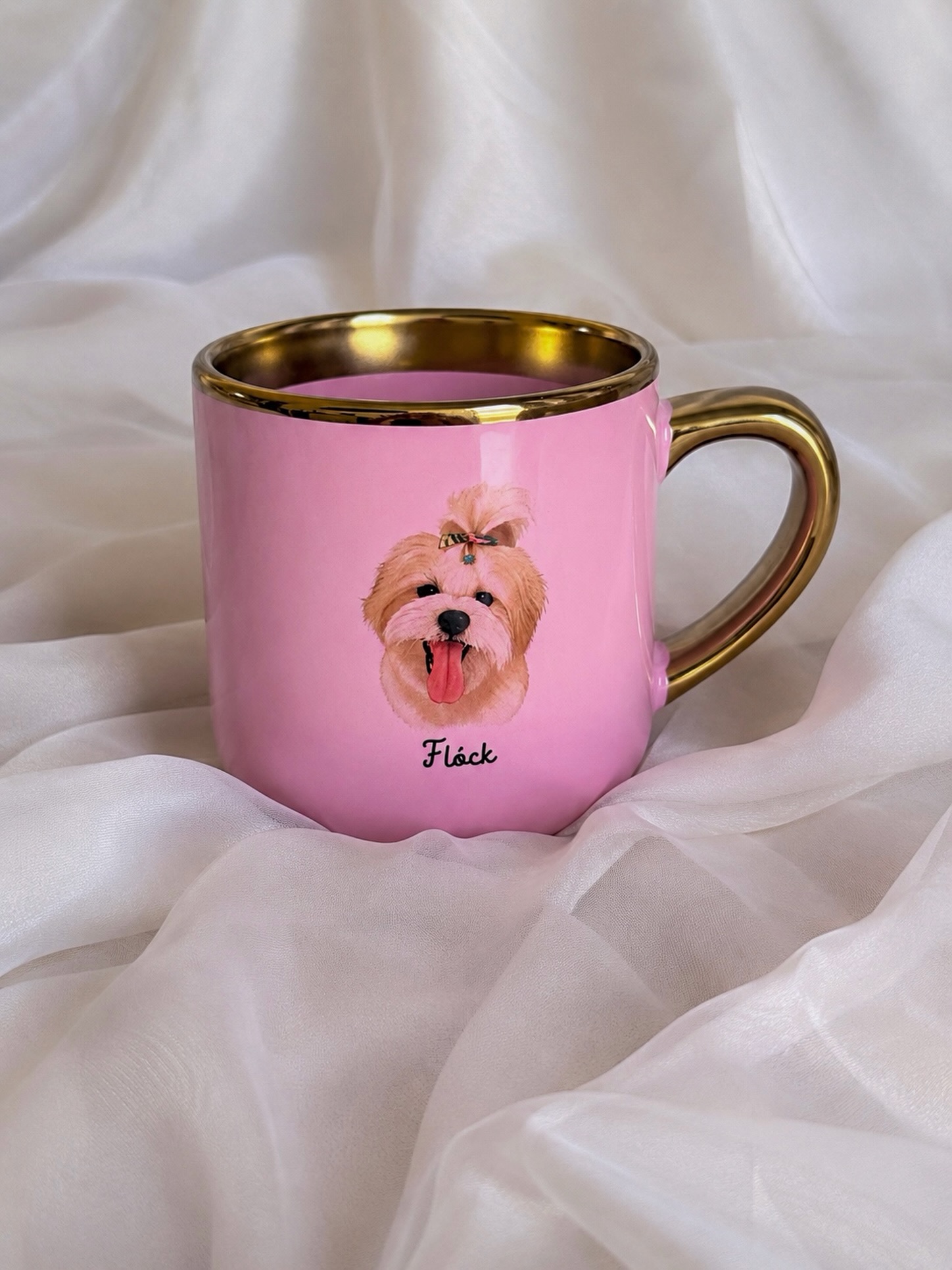 Caneca rosa com borda dourada e ilustração de um cachorrinho, personalizada com o nome Flóck