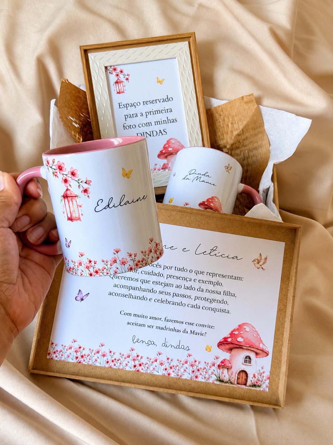 Kit de convite para madrinhas com canecas florais, quadro e mensagem personalizada